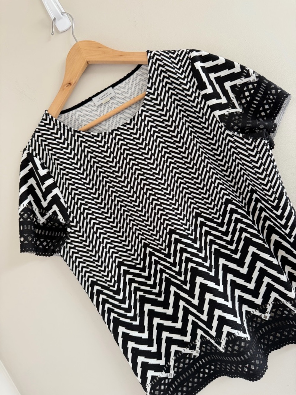 Tahari Arthur‎ S Levine Black White Chevron Blouse Large Lace Trim Work Office